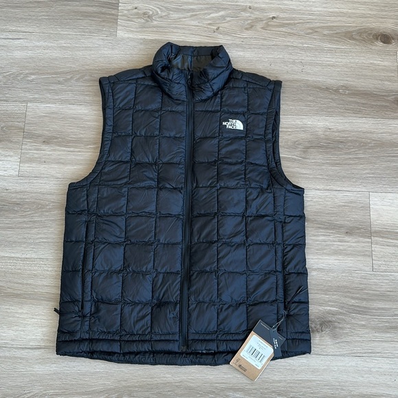 The North Face Men's Black Quilted Vest - Picture 2 of 6